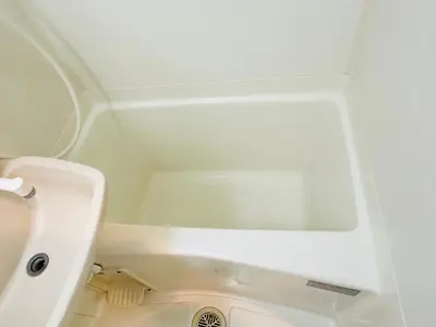 a white bathroom with a sink and a mirror at \u30b7\u30e3\u30f3\u30c6\u9ad8\u7530\u99ac\u583431 in Tokyo