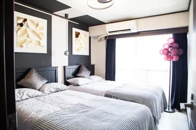 two beds in a room with a window and balloons at G112\u65b0\u5bbf\u6700\u4e2d\u5fc3 \u4ea4\u901a\u67a2\u7ebd \u8d85\u7ea7\u5546\u5708 \u4e24\u5ba4\u4e00\u5385 \u65b0\u5bbf\u4e09\u4e01\u76ee\u8f66\u7ad94\u5206 2 rooms Shinjuku center 4 mins to ST Max 7P \u76f4\u8fbe\u65b0\u5bbf \u6d89\u8c37 \u8868\u53c2\u9053 \u6c60\u888b \u4e0a\u91ce \u4ee3\u4ee3\u6728 \u94f6\u5ea7 \u539f\u5bbf in Tokyo