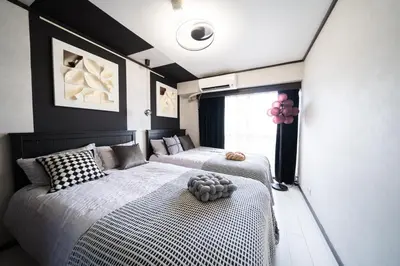 a bedroom with two beds and a window at G112\u65b0\u5bbf\u6700\u4e2d\u5fc3 \u4ea4\u901a\u67a2\u7ebd \u8d85\u7ea7\u5546\u5708 \u4e24\u5ba4\u4e00\u5385 \u65b0\u5bbf\u4e09\u4e01\u76ee\u8f66\u7ad94\u5206 2 rooms Shinjuku center 4 mins to ST Max 7P \u76f4\u8fbe\u65b0\u5bbf \u6d89\u8c37 \u8868\u53c2\u9053 \u6c60\u888b \u4e0a\u91ce \u4ee3\u4ee3\u6728 \u94f6\u5ea7 \u539f\u5bbf in Tokyo