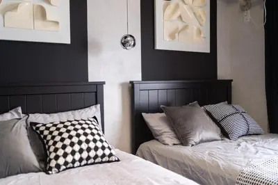 two beds sitting next to each other in a bedroom at G112\u65b0\u5bbf\u6700\u4e2d\u5fc3 \u4ea4\u901a\u67a2\u7ebd \u8d85\u7ea7\u5546\u5708 \u4e24\u5ba4\u4e00\u5385 \u65b0\u5bbf\u4e09\u4e01\u76ee\u8f66\u7ad94\u5206 2 rooms Shinjuku center 4 mins to ST Max 7P \u76f4\u8fbe\u65b0\u5bbf \u6d89\u8c37 \u8868\u53c2\u9053 \u6c60\u888b \u4e0a\u91ce \u4ee3\u4ee3\u6728 \u94f6\u5ea7 \u539f\u5bbf in Tokyo