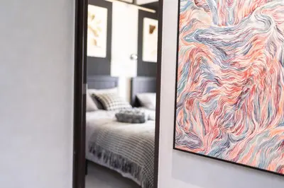 a mirror hanging on a wall next to a bed at G112\u65b0\u5bbf\u6700\u4e2d\u5fc3 \u4ea4\u901a\u67a2\u7ebd \u8d85\u7ea7\u5546\u5708 \u4e24\u5ba4\u4e00\u5385 \u65b0\u5bbf\u4e09\u4e01\u76ee\u8f66\u7ad94\u5206 2 rooms Shinjuku center 4 mins to ST Max 7P \u76f4\u8fbe\u65b0\u5bbf \u6d89\u8c37 \u8868\u53c2\u9053 \u6c60\u888b \u4e0a\u91ce \u4ee3\u4ee3\u6728 \u94f6\u5ea7 \u539f\u5bbf in Tokyo