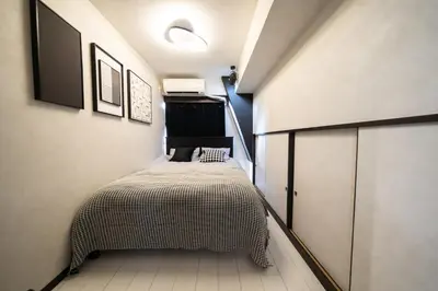 a small bedroom with a bed in a small room at G112\u65b0\u5bbf\u6700\u4e2d\u5fc3 \u4ea4\u901a\u67a2\u7ebd \u8d85\u7ea7\u5546\u5708 \u4e24\u5ba4\u4e00\u5385 \u65b0\u5bbf\u4e09\u4e01\u76ee\u8f66\u7ad94\u5206 2 rooms Shinjuku center 4 mins to ST Max 7P \u76f4\u8fbe\u65b0\u5bbf \u6d89\u8c37 \u8868\u53c2\u9053 \u6c60\u888b \u4e0a\u91ce \u4ee3\u4ee3\u6728 \u94f6\u5ea7 \u539f\u5bbf in Tokyo