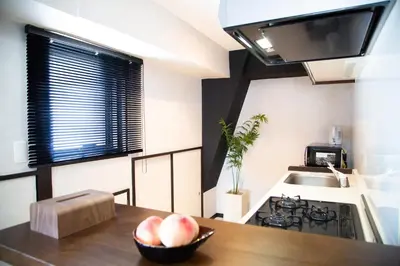 a kitchen with a table with a bowl of fruit on it at G112\u65b0\u5bbf\u6700\u4e2d\u5fc3 \u4ea4\u901a\u67a2\u7ebd \u8d85\u7ea7\u5546\u5708 \u4e24\u5ba4\u4e00\u5385 \u65b0\u5bbf\u4e09\u4e01\u76ee\u8f66\u7ad94\u5206 2 rooms Shinjuku center 4 mins to ST Max 7P \u76f4\u8fbe\u65b0\u5bbf \u6d89\u8c37 \u8868\u53c2\u9053 \u6c60\u888b \u4e0a\u91ce \u4ee3\u4ee3\u6728 \u94f6\u5ea7 \u539f\u5bbf in Tokyo
