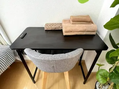 a black desk with a chair next to a table at \u30b7\u30e3\u30f3\u30c6\u9ad8\u7530\u99ac\u583442 in Tokyo