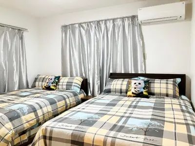 two beds sitting next to each other in a bedroom at \u4e0a\u91ce\u60a0\u60a0\u4e4b\u5bb6 \u8cb8\u520775\u5e73\u7c732Ldk \u6d45\u8349\u5bfa \u96f7\u9580\u5f92\u6b69\u570f \u79cb\u8449\u539f,\u65b0\u5bbf,\u9280\u5ea7,\u30c7\u30a3\u30ba\u30cb\u30fc\u30e9\u30f3\u30c9\u8fd1\u3044 in Tokyo