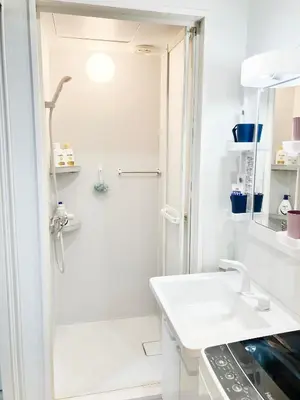 a white bathroom with a shower and a sink at \u4e0a\u91ce\u60a0\u60a0\u4e4b\u5bb6 \u8cb8\u520775\u5e73\u7c732Ldk \u6d45\u8349\u5bfa \u96f7\u9580\u5f92\u6b69\u570f \u79cb\u8449\u539f,\u65b0\u5bbf,\u9280\u5ea7,\u30c7\u30a3\u30ba\u30cb\u30fc\u30e9\u30f3\u30c9\u8fd1\u3044 in Tokyo