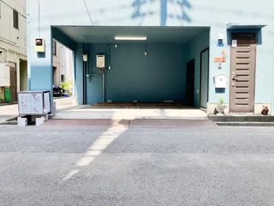 a building with a blue garage with a door at \u4e0a\u91ce\u60a0\u60a0\u4e4b\u5bb6 \u8cb8\u520775\u5e73\u7c732Ldk \u6d45\u8349\u5bfa \u96f7\u9580\u5f92\u6b69\u570f \u79cb\u8449\u539f,\u65b0\u5bbf,\u9280\u5ea7,\u30c7\u30a3\u30ba\u30cb\u30fc\u30e9\u30f3\u30c9\u8fd1\u3044 in Tokyo