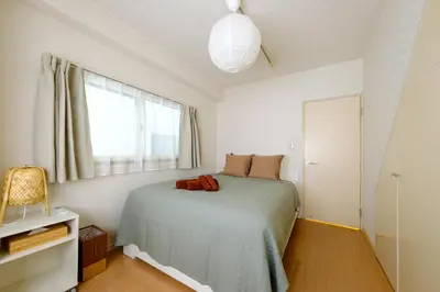 a bedroom with a bed and a window at \u30e9\u30f3\u30c9\u30d5\u30a9\u30ec\u30b9\u30c8\u4e21\u56fd - \u6d45\u8349\u3084\u30b9\u30ab\u30a4\u30c4\u30ea\u30fc\u8fd1\u304f- \u6700\u59276\u540d\u5bbf\u6cca\u53ef in Tokyo
