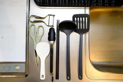 a group of utensils sitting on top of a counter at \u30e9\u30f3\u30c9\u30d5\u30a9\u30ec\u30b9\u30c8\u4e21\u56fd - \u6d45\u8349\u3084\u30b9\u30ab\u30a4\u30c4\u30ea\u30fc\u8fd1\u304f- \u6700\u59276\u540d\u5bbf\u6cca\u53ef in Tokyo