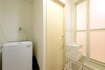 a small bathroom with a refrigerator and a mirror at \u30e9\u30f3\u30c9\u30d5\u30a9\u30ec\u30b9\u30c8\u4e21\u56fd - \u6d45\u8349\u3084\u30b9\u30ab\u30a4\u30c4\u30ea\u30fc\u8fd1\u304f- \u6700\u59276\u540d\u5bbf\u6cca\u53ef in Tokyo