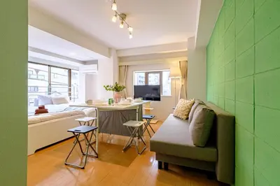 a small living room with a couch and a kitchen at \u30e9\u30f3\u30c9\u30d5\u30a9\u30ec\u30b9\u30c8\u4e21\u56fd - \u6d45\u8349\u3084\u30b9\u30ab\u30a4\u30c4\u30ea\u30fc\u8fd1\u304f- \u6700\u59276\u540d\u5bbf\u6cca\u53ef in Tokyo