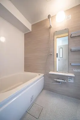 a bathroom with a bath tub and a mirror at \u30b5\u30cb\u30fc\u30cf\u30a4\u30c4301 in Tokyo