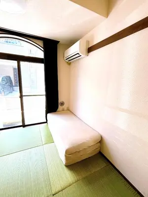 a small room with a bed and a window at \u30af\u30aa\u30ea\u30c6\u30a3\u30cf\u30a4\u30c4\u6c60\u888b\u99c5\u897f\u53e3\u81f3\u8fd1 in Tokyo