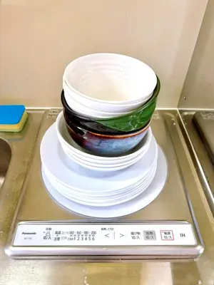 a stack of plates sitting on a shelf in a refrigerator at \u30af\u30aa\u30ea\u30c6\u30a3\u30cf\u30a4\u30c4\u6c60\u888b\u99c5\u897f\u53e3\u81f3\u8fd1 in Tokyo