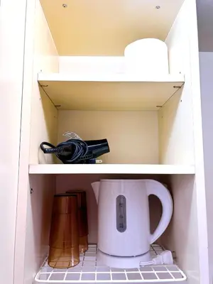 a cupboard with a coffee maker and a tea pot at \u30af\u30aa\u30ea\u30c6\u30a3\u30cf\u30a4\u30c4\u6c60\u888b\u99c5\u897f\u53e3\u81f3\u8fd1 in Tokyo