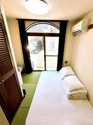a room with a hallway with a bed and a window at \u30af\u30aa\u30ea\u30c6\u30a3\u30cf\u30a4\u30c4\u6c60\u888b\u99c5\u897f\u53e3\u81f3\u8fd1 in Tokyo