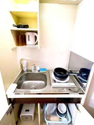 a small kitchen with a sink and a stove at \u30af\u30aa\u30ea\u30c6\u30a3\u30cf\u30a4\u30c4\u6c60\u888b\u99c5\u897f\u53e3\u81f3\u8fd1 in Tokyo