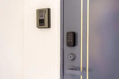 a remote control is attached to a door at \u58a8\u7530\u533a\u76f4\u8fbe\u6cb3\u666f\u6c11\u5bbf in Tokyo