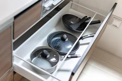 two pans sitting on a counter in a kitchen at \u60a0\u60a0\u4e4b\u5bb6 \u6c60\u888b\u5546\u4e1a\u533a 7\u5206\u949f\u6b65\u884c\u5230\u6c60\u888b\u8f66\u7ad9 3\u5c42\u72ec\u680b\u522b\u5885 \u5168\u65b0 3\u623f2\u5385\u53a8\u536b\u9f50\u5168 \u514d\u8d39\u8f66\u5e93 \u5948\u98de\u5f71\u9662 in Tokyo