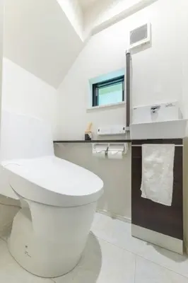 a white bathroom with a toilet and a sink at \u60a0\u60a0\u4e4b\u5bb6 \u6c60\u888b\u5546\u4e1a\u533a 7\u5206\u949f\u6b65\u884c\u5230\u6c60\u888b\u8f66\u7ad9 3\u5c42\u72ec\u680b\u522b\u5885 \u5168\u65b0 3\u623f2\u5385\u53a8\u536b\u9f50\u5168 \u514d\u8d39\u8f66\u5e93 \u5948\u98de\u5f71\u9662 in Tokyo