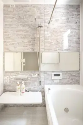 a bathroom with a white tub and a sink and a bath tub at \u60a0\u60a0\u4e4b\u5bb6 \u6c60\u888b\u5546\u4e1a\u533a 7\u5206\u949f\u6b65\u884c\u5230\u6c60\u888b\u8f66\u7ad9 3\u5c42\u72ec\u680b\u522b\u5885 \u5168\u65b0 3\u623f2\u5385\u53a8\u536b\u9f50\u5168 \u514d\u8d39\u8f66\u5e93 \u5948\u98de\u5f71\u9662 in Tokyo