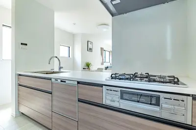 a kitchen with a sink and a stove at \u60a0\u60a0\u4e4b\u5bb6 \u6c60\u888b\u5546\u4e1a\u533a 7\u5206\u949f\u6b65\u884c\u5230\u6c60\u888b\u8f66\u7ad9 3\u5c42\u72ec\u680b\u522b\u5885 \u5168\u65b0 3\u623f2\u5385\u53a8\u536b\u9f50\u5168 \u514d\u8d39\u8f66\u5e93 \u5948\u98de\u5f71\u9662 in Tokyo