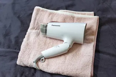 a hair dryer sitting on top of a towel at \u60a0\u60a0\u4e4b\u5bb6 \u6c60\u888b\u5546\u4e1a\u533a 7\u5206\u949f\u6b65\u884c\u5230\u6c60\u888b\u8f66\u7ad9 3\u5c42\u72ec\u680b\u522b\u5885 \u5168\u65b0 3\u623f2\u5385\u53a8\u536b\u9f50\u5168 \u514d\u8d39\u8f66\u5e93 \u5948\u98de\u5f71\u9662 in Tokyo