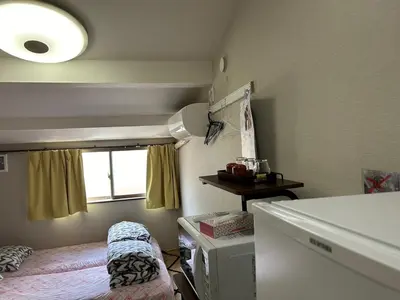 a small room with a bed and a window at \u5343\u99c4\u6728\u306e\u52c7 in Tokyo
