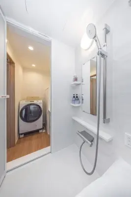 a bathroom with a shower and a tv in it at \u6771\u4eac\u65b0\u7bc985\u5e73\u7c73\u99c5\u5f92\u6b696\u5206\u6700\u59278\u540d\u7121\u6599\u99d0\u8eca\u5834\u6771\u4eac\u4e0a\u91ce\u79cb\u8449\u539f\u99c5\u76f4\u901a in Tokyo