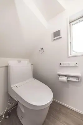 a white bathroom with a toilet and a window at \u6771\u4eac\u65b0\u7bc985\u5e73\u7c73\u99c5\u5f92\u6b696\u5206\u6700\u59278\u540d\u7121\u6599\u99d0\u8eca\u5834\u6771\u4eac\u4e0a\u91ce\u79cb\u8449\u539f\u99c5\u76f4\u901a in Tokyo