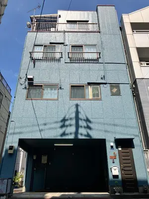 a building with a shadow on the side of it at Ueno Yuyuhouse 1Room for rent, Close to Senso-ji Temple,Kaminarimon Gate,Kappabashi Dougu Street,Akihabara,Shinjuku and Disneyland in Tokyo