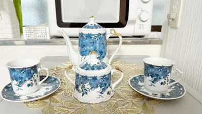 a tea pot and three cups on a table at Ueno Yuyuhouse 1Room for rent, Close to Senso-ji Temple,Kaminarimon Gate,Kappabashi Dougu Street,Akihabara,Shinjuku and Disneyland in Tokyo