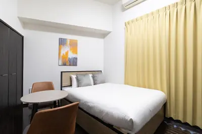 a small bedroom with a bed and a table at \u30ec\u30ea\u30aa\u30f3\u4e0b\u843d\u5408 in Tokyo