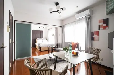 a living room with a table and chairs and a bed at \u30ec\u30ea\u30aa\u30f3\u4e0b\u843d\u5408 in Tokyo