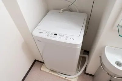 a washing machine in a bathroom next to a toilet at \u30ec\u30ea\u30aa\u30f3\u4e0b\u843d\u5408 in Tokyo