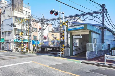 an empty street with a traffic light at an intersection at \u30ec\u30ea\u30aa\u30f3\u4e0b\u843d\u5408 in Tokyo