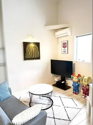 a living room with a couch and a tv at \u30a2\u30fc\u30c8\u30cf\u30a6\u30b9 in Tokyo