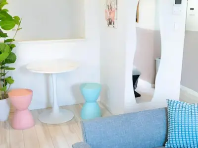 a living room with a blue couch and a table at \u30a2\u30fc\u30c8\u30cf\u30a6\u30b9 in Tokyo