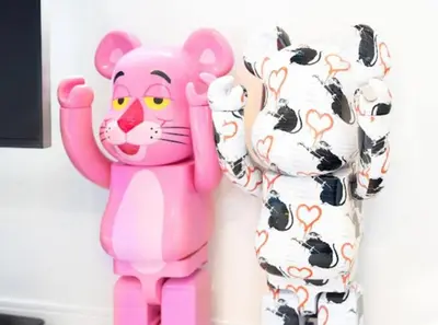a pink cat figurine standing next to a stuffed animal at \u30a2\u30fc\u30c8\u30cf\u30a6\u30b9 in Tokyo