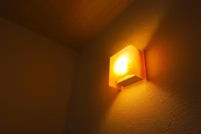 a light on the corner of a wall at \u5c3e\u4e45\u65b0\u7bc9 in Tokyo