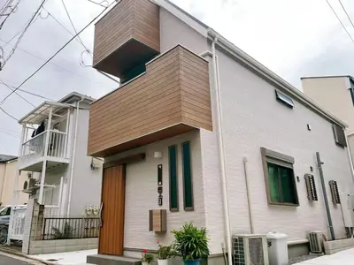 a white house with wood accents on it at \u5c3e\u4e45\u65b0\u7bc9 in Tokyo