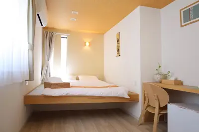 a bed in a small room with a window at \u5c3e\u4e45\u65b0\u7bc9 in Tokyo