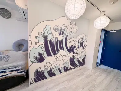 a room with a wave mural on the wall at \u6771\u4eac\u30b9\u30ab\u30a4\u30c4\u30ea\u30fc\u773a\u671b \u4e00\u68df\u8cb8\u5207 \u99c5\u5f92\u6b6950\u79d2 \u6d45\u83498\u5206 \u30b9\u30ab\u30a4\u30c4\u30ea\u30fc4\u5206 \u9280\u5ea720\u5206 in Tokyo