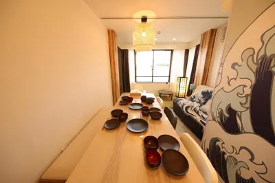 a living room with a table with bowls on it at \u6771\u4eac\u30b9\u30ab\u30a4\u30c4\u30ea\u30fc\u773a\u671b \u4e00\u68df\u8cb8\u5207 \u99c5\u5f92\u6b6950\u79d2 \u6d45\u83498\u5206 \u30b9\u30ab\u30a4\u30c4\u30ea\u30fc4\u5206 \u9280\u5ea720\u5206 in Tokyo