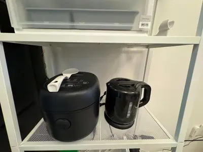 a blender and a toaster sitting on a shelf at \u6771\u4eac\u30b9\u30ab\u30a4\u30c4\u30ea\u30fc\u773a\u671b \u4e00\u68df\u8cb8\u5207 \u99c5\u5f92\u6b6950\u79d2 \u6d45\u83498\u5206 \u30b9\u30ab\u30a4\u30c4\u30ea\u30fc4\u5206 \u9280\u5ea720\u5206 in Tokyo