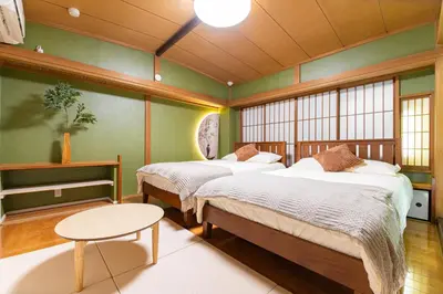 a room with two beds and a table in it at G72\u65b0\u5bbf\u6700\u4e2d\u5fc3 \u4e24\u5ba4\u4e00\u5385 \u65b0\u5bbf\u4e09\u4e01\u76ee\u8f66\u7ad94\u5206 2 rooms Shinjuku center 4 mins to ST Max 7P \u76f4\u8fbe\u65b0\u5bbf \u6d89\u8c37 \u8868\u53c2\u9053 \u6c60\u888b \u4e0a\u91ce \u4ee3\u4ee3\u6728 \u94f6\u5ea7 \u539f\u5bbf \u54c1\u5ddd in Tokyo
