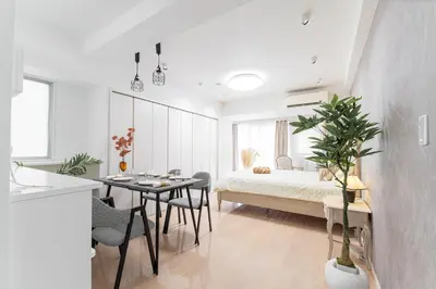 a bedroom with a bed and a table and chairs at G72\u65b0\u5bbf\u6700\u4e2d\u5fc3 \u4e24\u5ba4\u4e00\u5385 \u65b0\u5bbf\u4e09\u4e01\u76ee\u8f66\u7ad94\u5206 2 rooms Shinjuku center 4 mins to ST Max 7P \u76f4\u8fbe\u65b0\u5bbf \u6d89\u8c37 \u8868\u53c2\u9053 \u6c60\u888b \u4e0a\u91ce \u4ee3\u4ee3\u6728 \u94f6\u5ea7 \u539f\u5bbf \u54c1\u5ddd in Tokyo