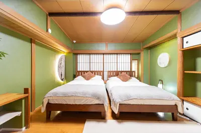 two beds in a room with green walls at G72\u65b0\u5bbf\u6700\u4e2d\u5fc3 \u4e24\u5ba4\u4e00\u5385 \u65b0\u5bbf\u4e09\u4e01\u76ee\u8f66\u7ad94\u5206 2 rooms Shinjuku center 4 mins to ST Max 7P \u76f4\u8fbe\u65b0\u5bbf \u6d89\u8c37 \u8868\u53c2\u9053 \u6c60\u888b \u4e0a\u91ce \u4ee3\u4ee3\u6728 \u94f6\u5ea7 \u539f\u5bbf \u54c1\u5ddd in Tokyo
