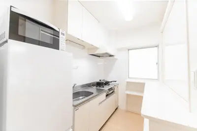 a white kitchen with a sink and a window at G72\u65b0\u5bbf\u6700\u4e2d\u5fc3 \u4e24\u5ba4\u4e00\u5385 \u65b0\u5bbf\u4e09\u4e01\u76ee\u8f66\u7ad94\u5206 2 rooms Shinjuku center 4 mins to ST Max 7P \u76f4\u8fbe\u65b0\u5bbf \u6d89\u8c37 \u8868\u53c2\u9053 \u6c60\u888b \u4e0a\u91ce \u4ee3\u4ee3\u6728 \u94f6\u5ea7 \u539f\u5bbf \u54c1\u5ddd in Tokyo