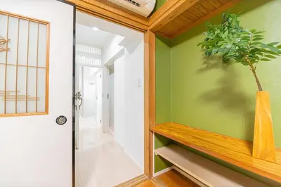 a plant sits on a shelf next to a door at G72\u65b0\u5bbf\u6700\u4e2d\u5fc3 \u4e24\u5ba4\u4e00\u5385 \u65b0\u5bbf\u4e09\u4e01\u76ee\u8f66\u7ad94\u5206 2 rooms Shinjuku center 4 mins to ST Max 7P \u76f4\u8fbe\u65b0\u5bbf \u6d89\u8c37 \u8868\u53c2\u9053 \u6c60\u888b \u4e0a\u91ce \u4ee3\u4ee3\u6728 \u94f6\u5ea7 \u539f\u5bbf \u54c1\u5ddd in Tokyo
